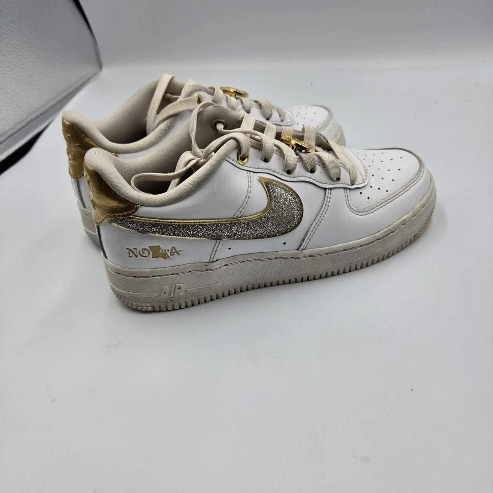 Nike Air Force 1 Low NOLA White / Gold Patent Leather Size 5Y